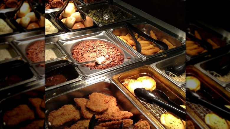 Ryan's buffet with rolls and hot food
