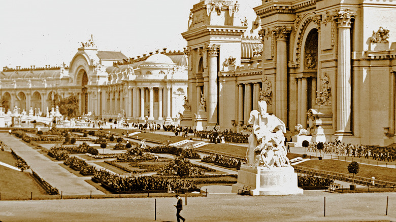 A grand plaza lined with large building with greek columns that are exhibit halls for the 1904 world's fair.