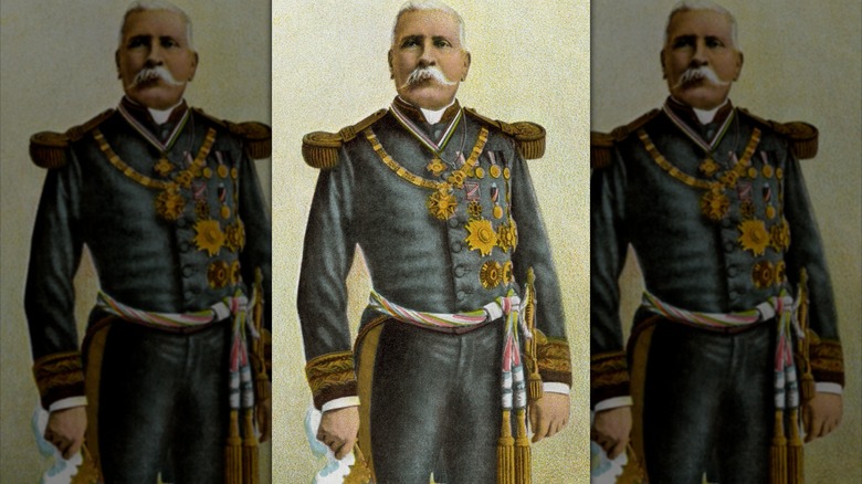 Portrait of Porfirio Díaz, with white hair and mustache, in a military uniform decorated with medals.
