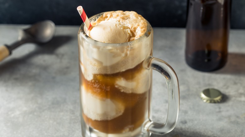 Root beer float wit straw