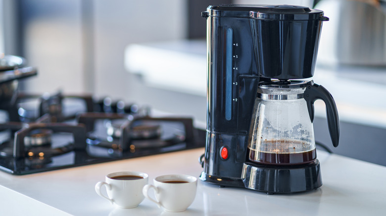 Drip coffee maker with two coffee cups