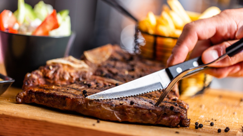 steak knife cutting