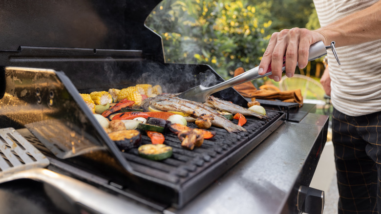 Grilling fish and vegetables