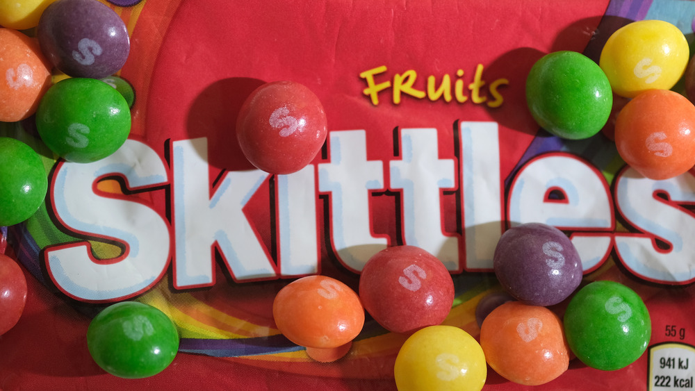 farverigt Skittles slik