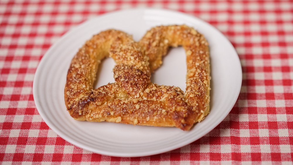 Auntie Anne's pretzel plate