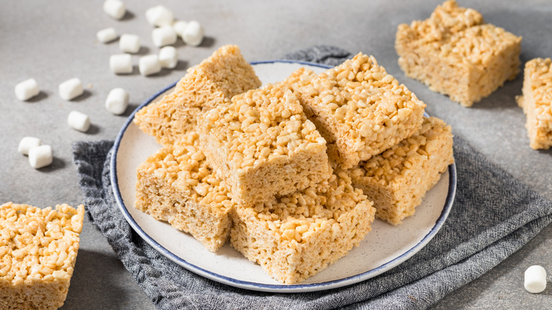 A plate of rice krispies treats