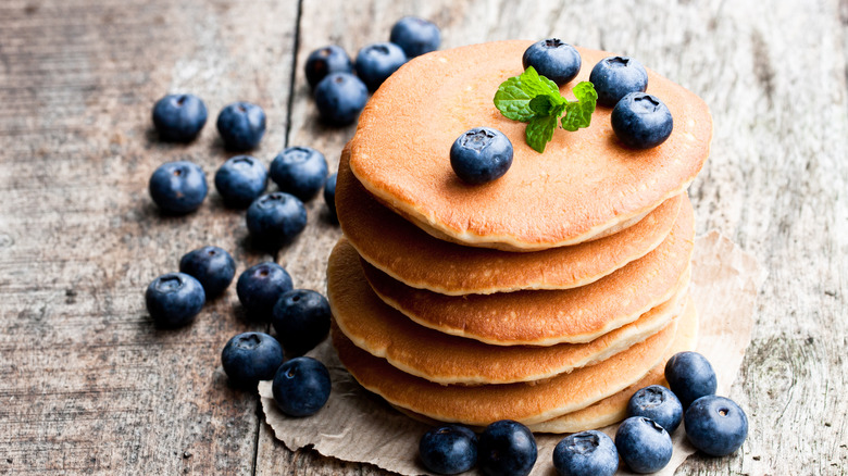 Scotch pancakes with berries