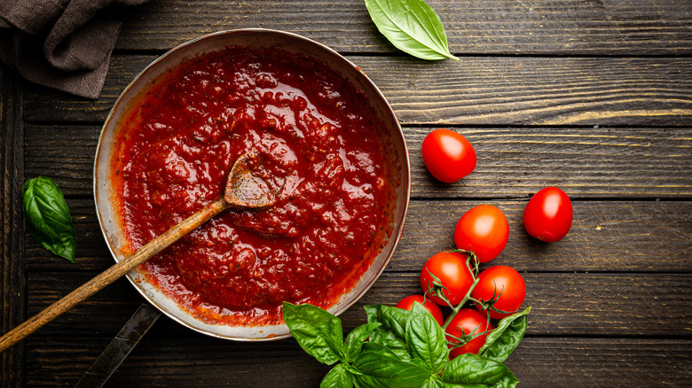 A pan of tomato sauce 