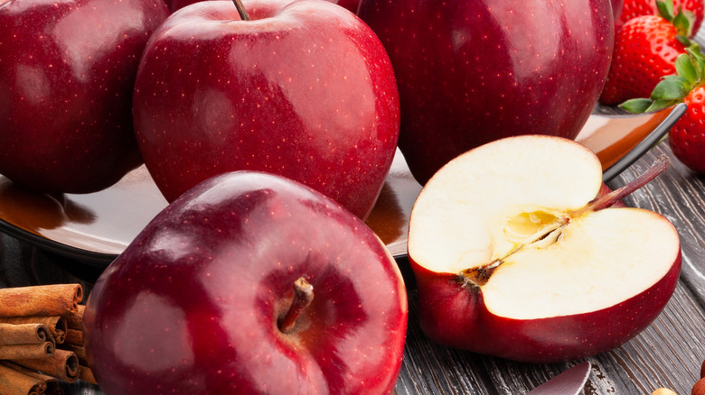 red delicious apples sliced