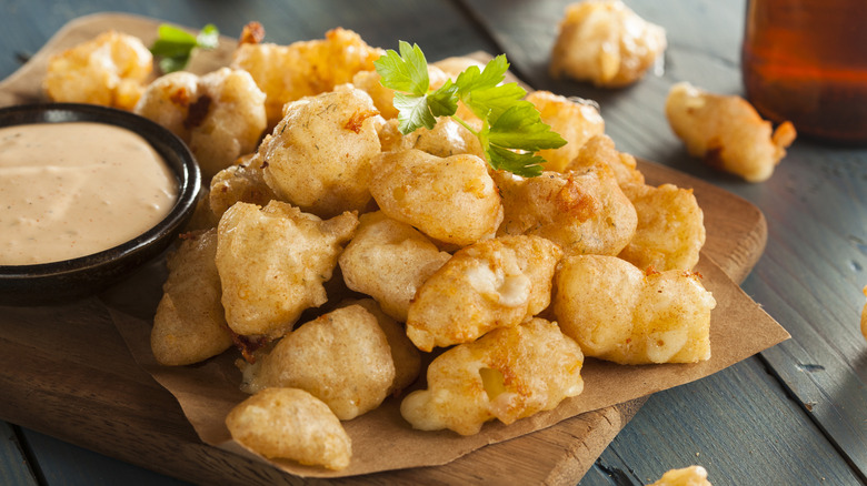 Cheese curds and dipping sauce