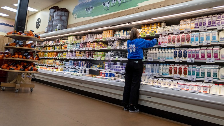 trader joe's employee stocking shelves