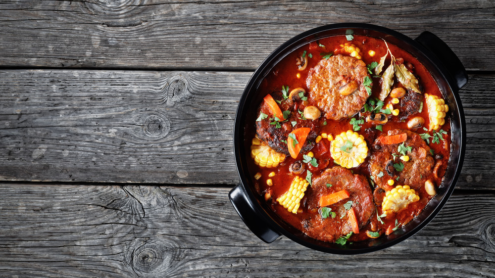 Hamburger stew in a black pot