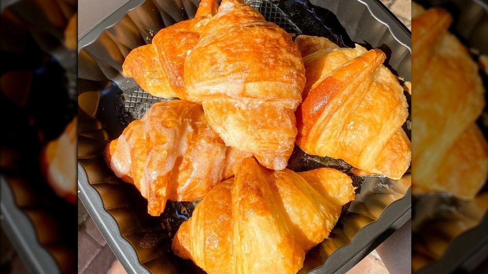 Cheddar's Scratch Kitchen's croissants