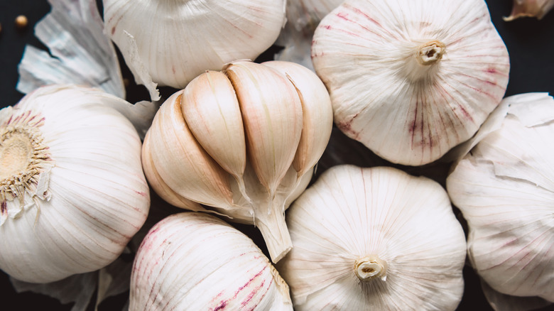 Whole and peeled garlics