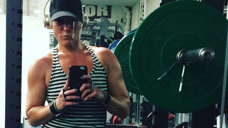 Jesa Henneberry flexing at the gym