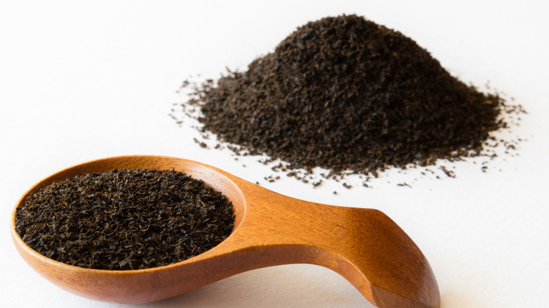 raw orange pekoe tea in spoon