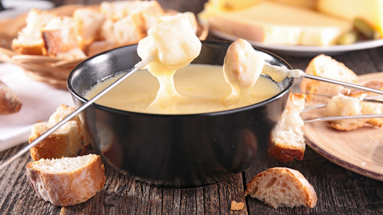 Cheese fondue with chunks of bread