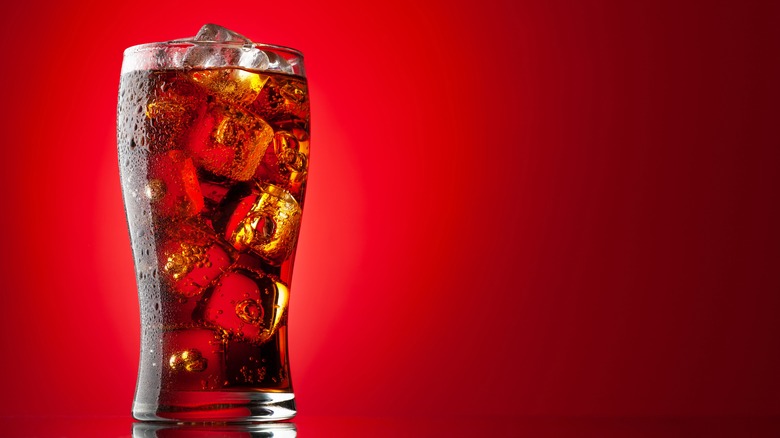 glass of cola with ice