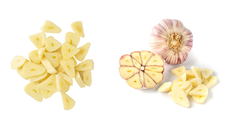 sliced garlic