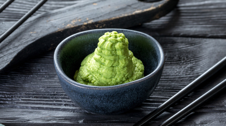 wasabi in black dish