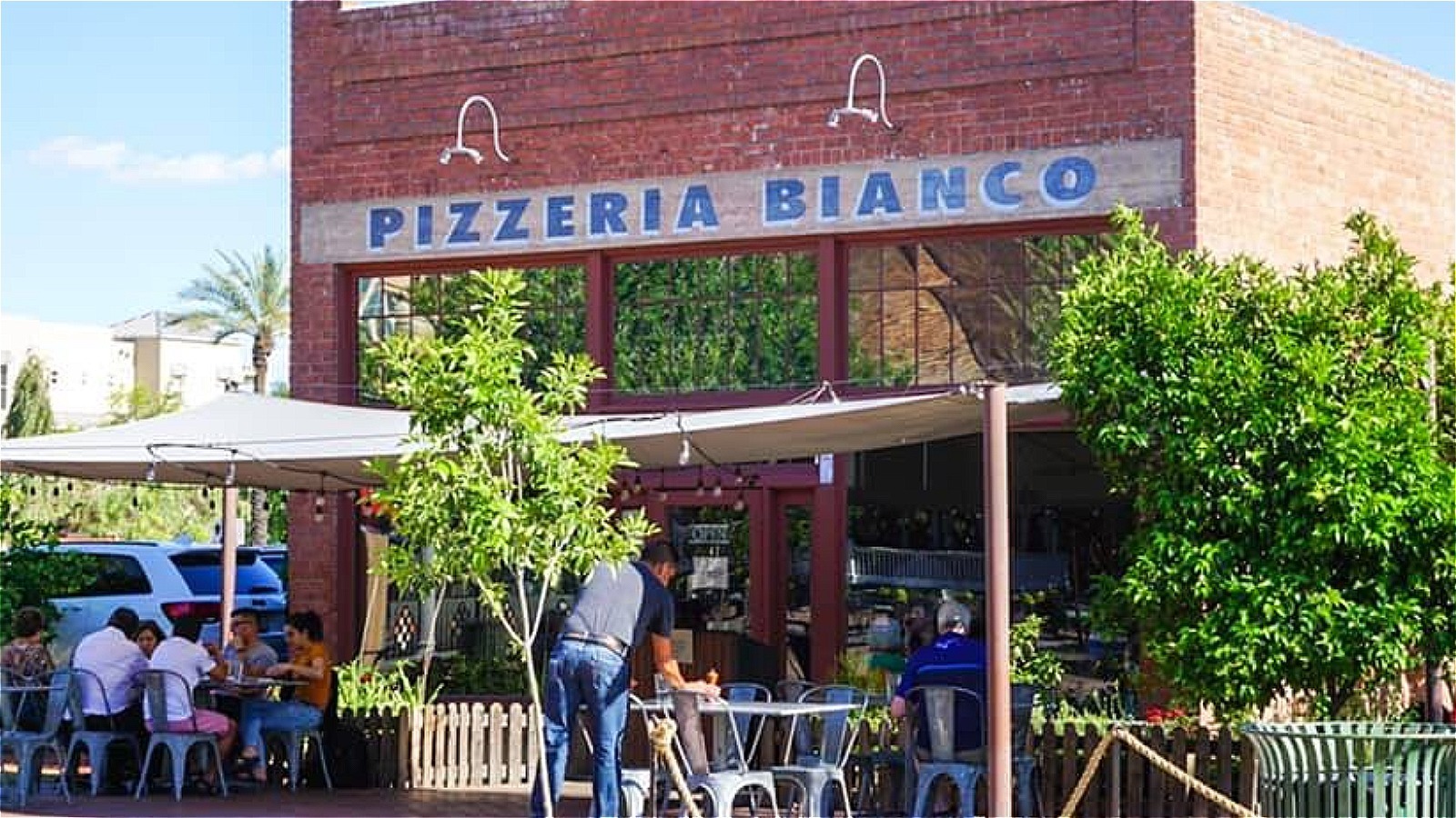 The Unexpected Pizza Combination You Can Find At Netflix's Famous