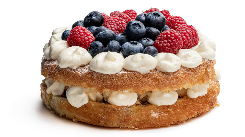 victoria sandwich with chantilly cream and berries