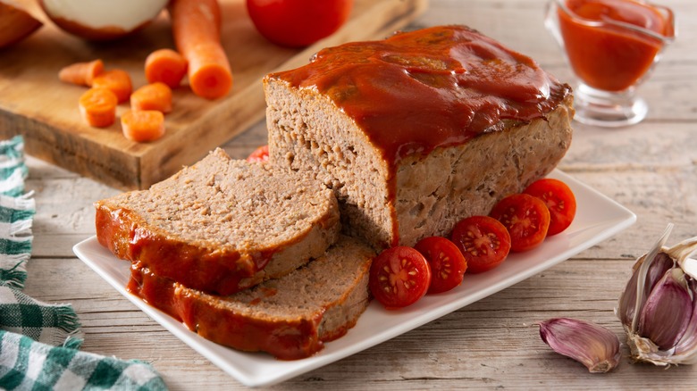 Sliced meatloaf with sliced tomatoes