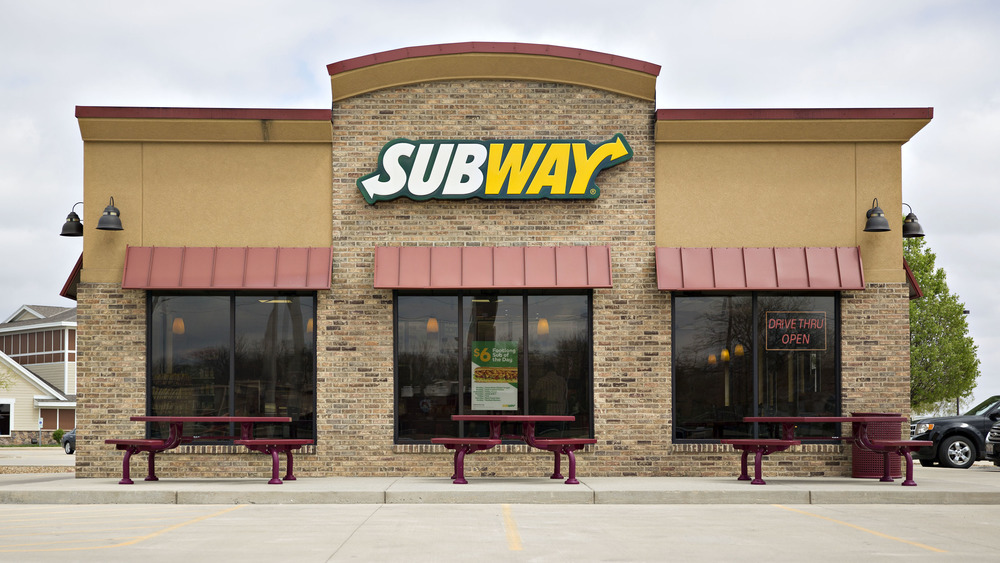 Facade of Subway restaurant