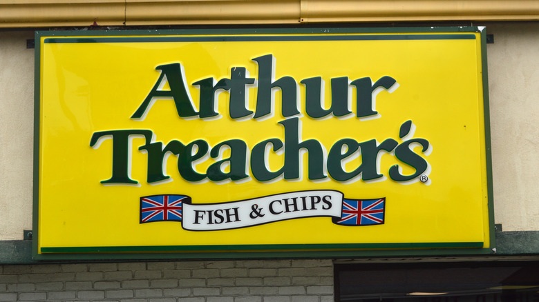 Arthur Treacher's logo