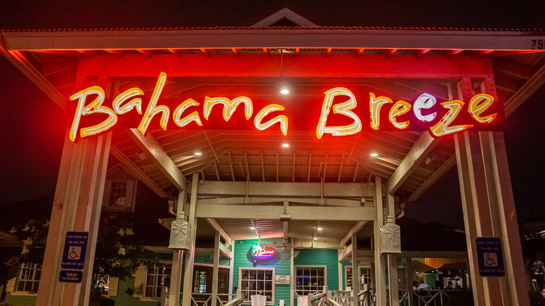 Bahama Breeze sign and entryway