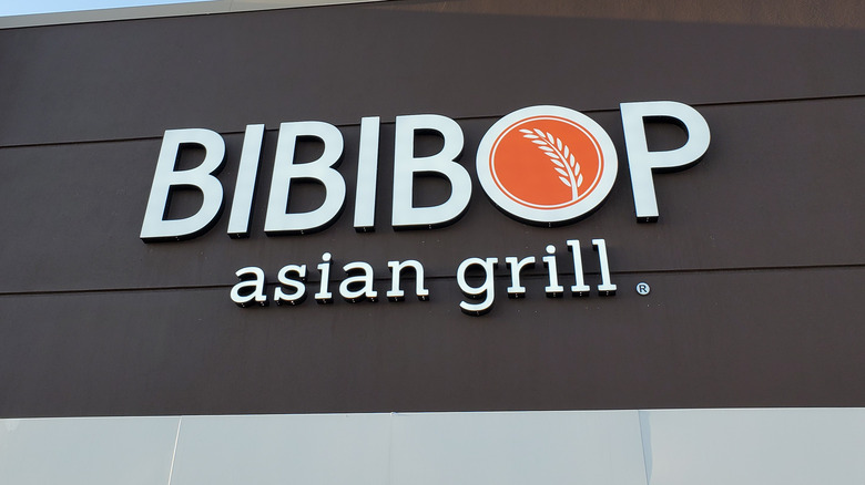 A Bibibop Asian Grill sign outside a restaurant