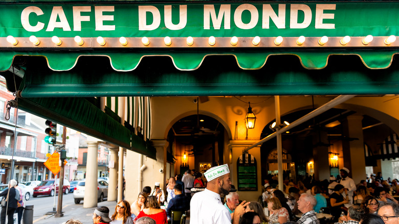 cafe du monde with customers