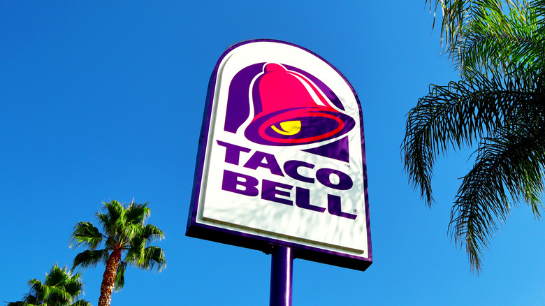 taco bell restaurant sign