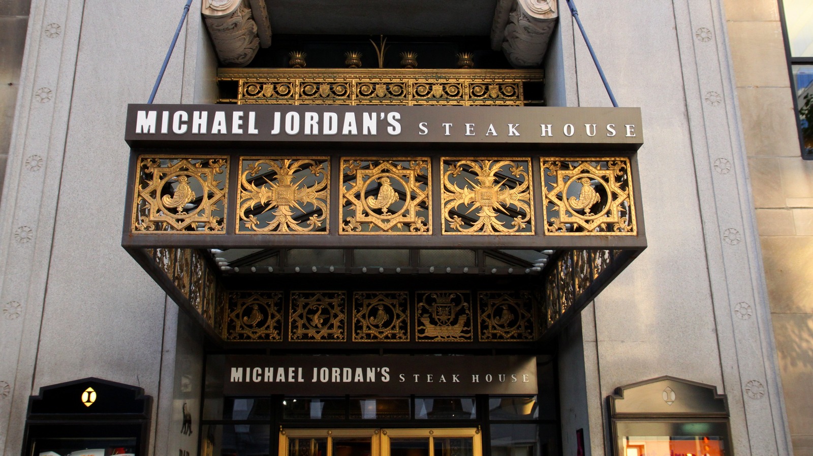 I første omgang strand Bedstefar The Untold Truth Of Michael Jordan's Steakhouse
