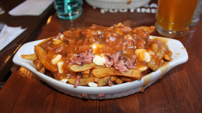   Poutine toppet med Montreal røget kød