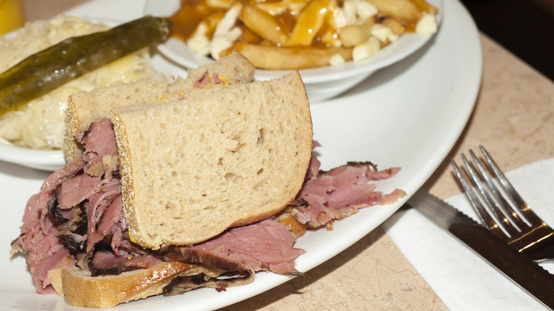   Sandwich di carne affumicata con contorno di poutine