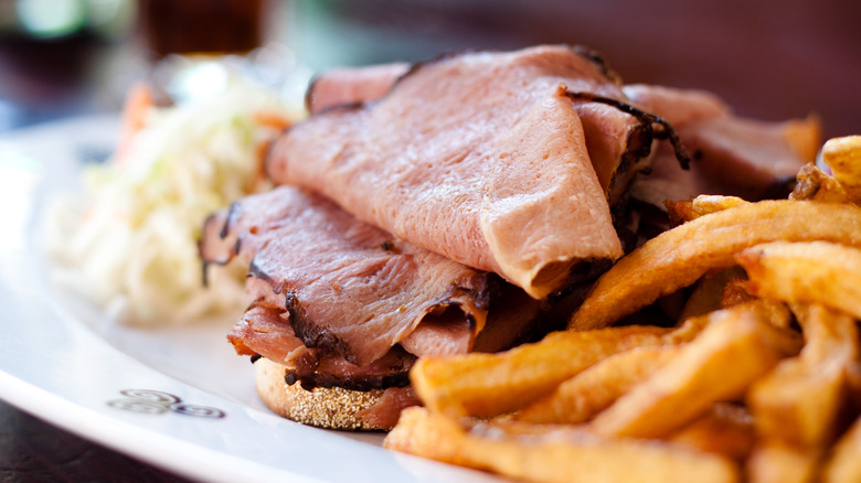   Affettato di carne affumicata con pane e patatine fritte