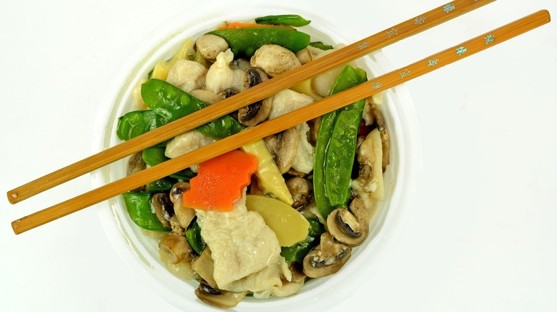 bowl of Moo goo gai pan