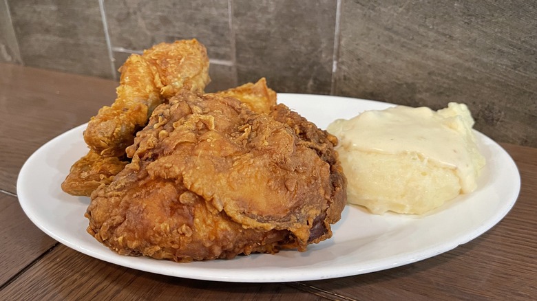 fried chicken traditional mashed potaotes dinner plate