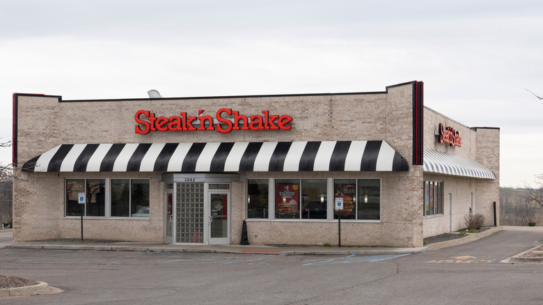 empty steak n' shake restaurant