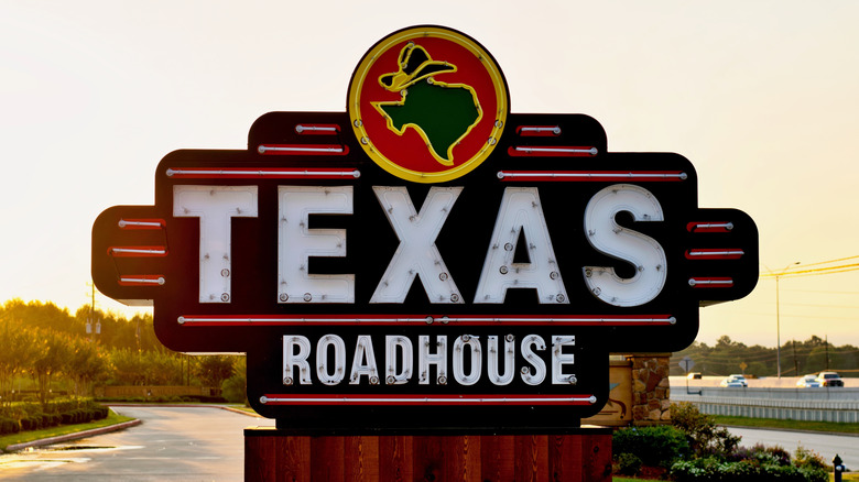 texas roadhouse sign