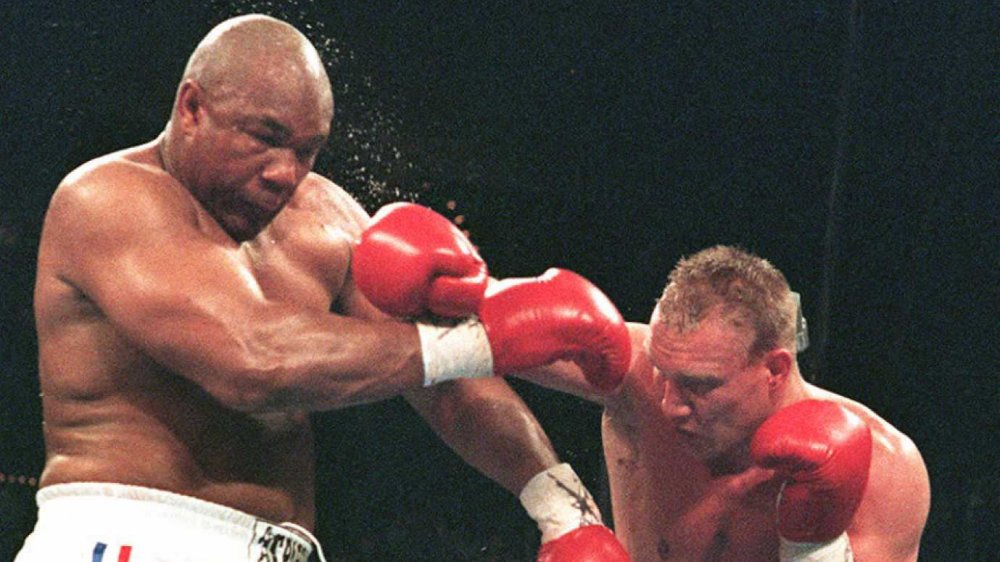 George Foreman viene preso a pugni