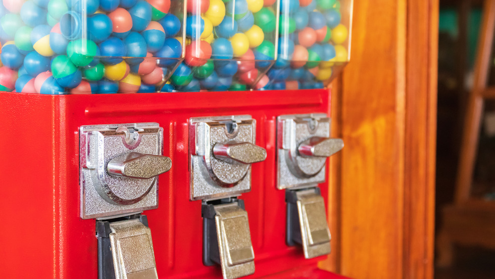 red quarter machines with prizes inside 