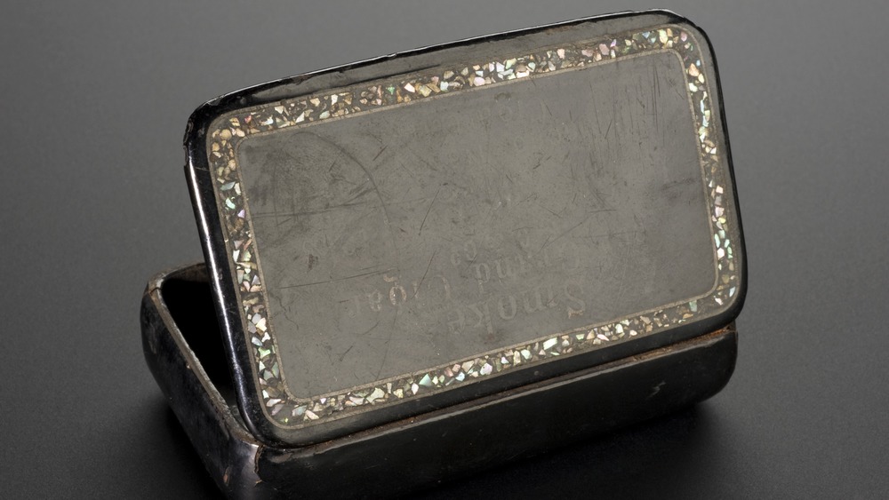 Papier-mâché snuff box, England, 1850-1900