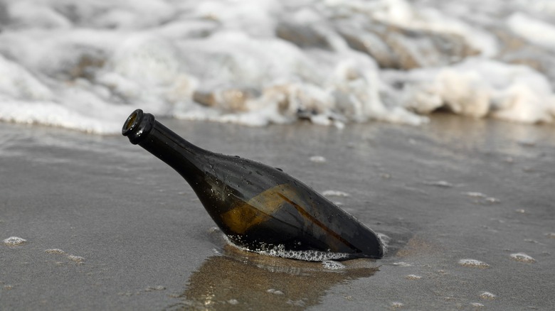   botol di pantai