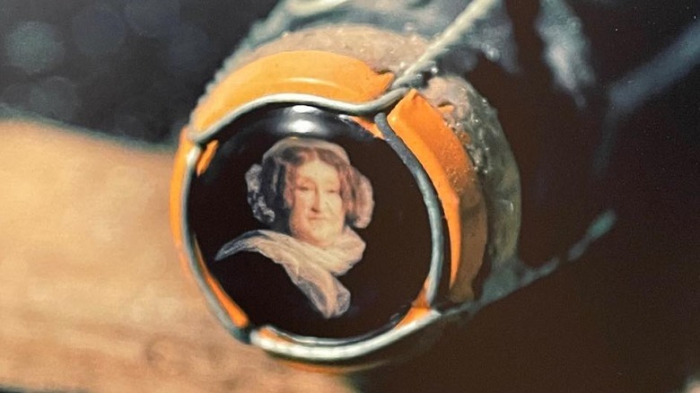   retrato de clicquot en botella