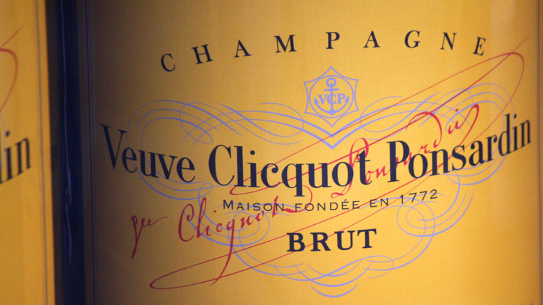   żółta etykieta veuve clicquot