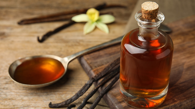 jar and teaspoon of vanilla extract