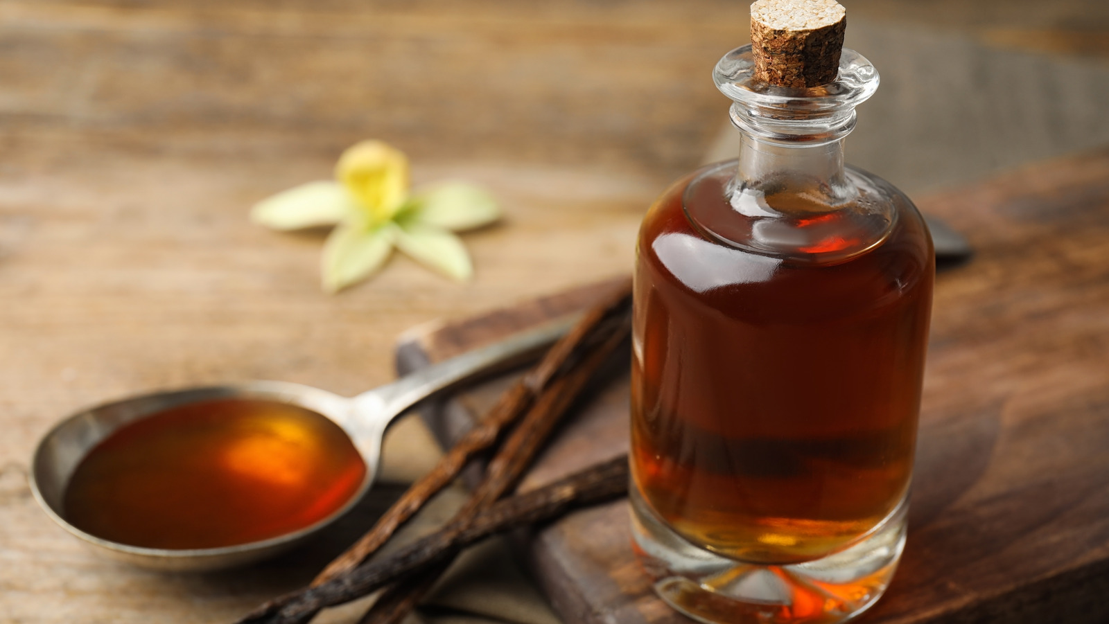 The Vanilla Extract Tip To Get Your Fridge Smelling As Fresh As Ever
