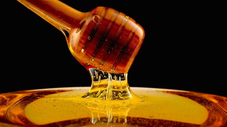 Honey drizzler with honey